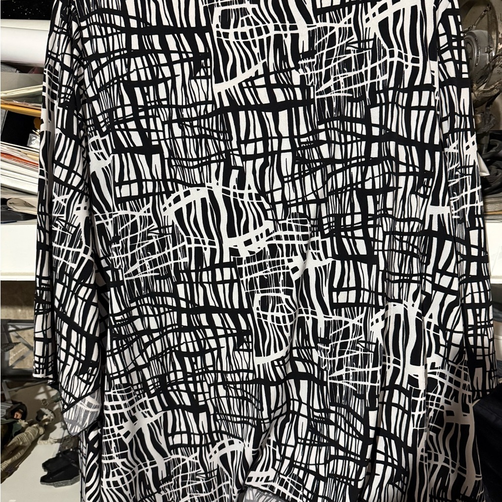 Cato Black and White Abstract Blouse - Picture 9 of 9